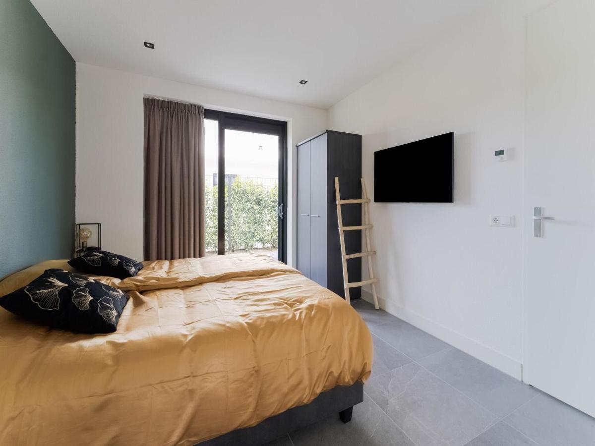 Swanky Villa In Zeewolde With Garden ภายนอก รูปภาพ