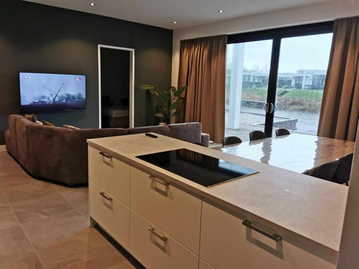 Swanky Villa In Zeewolde With Garden ภายนอก รูปภาพ